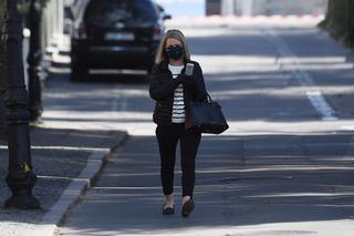 Małgorzata Tusk w maseczce na krótkim spacerze po zakupach 
