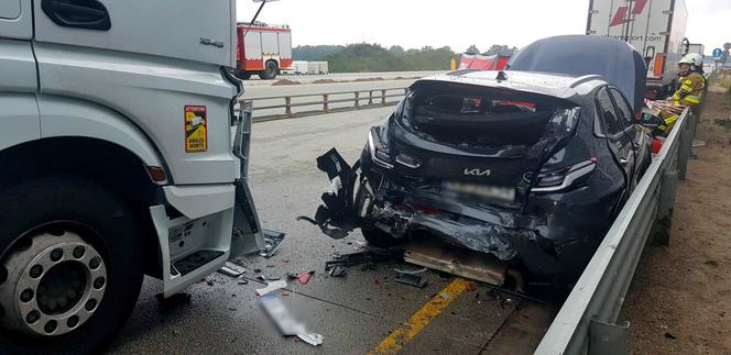 Śmiertelny wypadek na A1 pod Piotrkowem Trybunalskim! 49-latka nie przeżyła uderzenia tira [ZDJĘCIA]