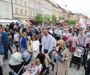 Pochód wyruszył z placu Zamkowego w Warszawie. Narodowy Marsz Życia pod hasłem Niech Żyje Polska! - jak podkreślają organizatorzy - jest manifestacją sprzeciwu wobec ataków wymierzonych w małżeństwo, rodzinę i w „poczęte dzieci zagrożone aborcją”.