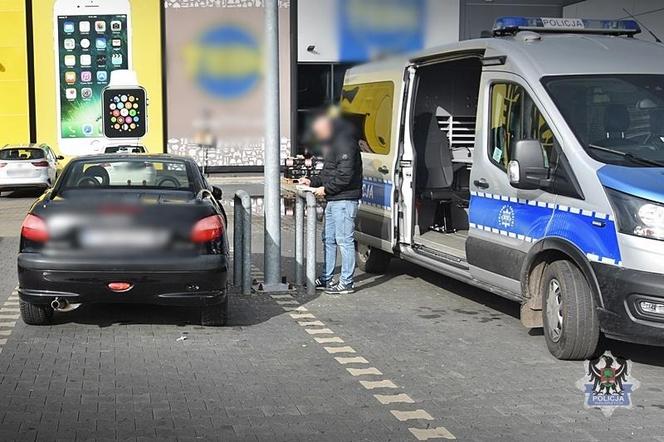  Trzylatek za kierownicą w Wałbrzychu. Przygniótł matkę do barierki na parkingu