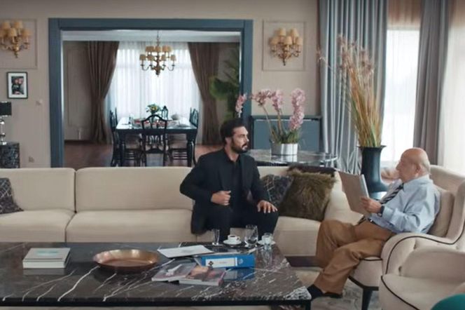 Mężczyźni rozmawiają o interesach 