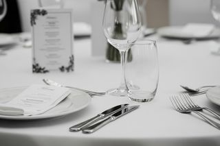 Cena za talerzyk na weselu. Lokale zaskakują ukrytymi opłatami?
