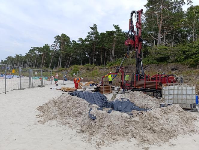 Badanie geologiczne na plaży w Lubiatowie. Budowa elektrowni jądrowej w gminie Choczewo