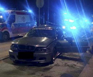 Śmiertelny wypadek w Pabianicach! Słup złamał się na pół po uderzeniu BMW [ZDJĘCIA].