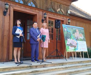Samorząd Województwa Mazowieckiego kupił zabytkowy dwór w Paplinie wraz z otaczającym go terenem