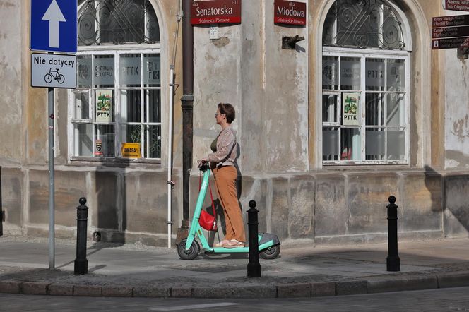 Monika Richardson pędzi na hulajnodze