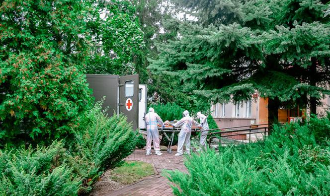 Ewakuacja zakażonych koronawirusem w bełchatowskim DPS-ie. Placówkę opuści 37 mieszkańców