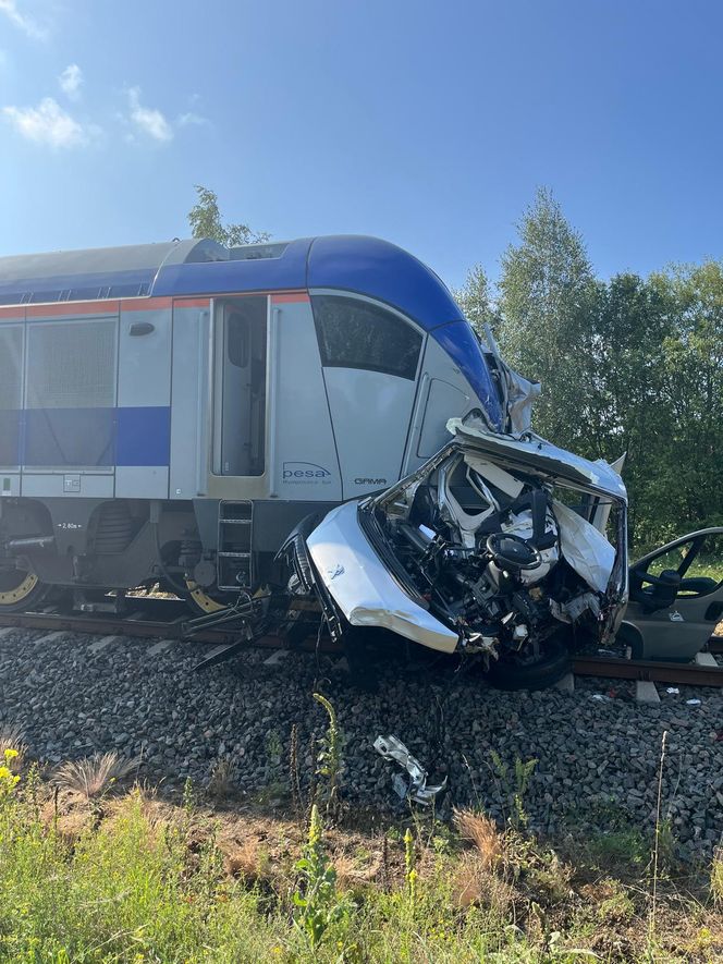 Tragiczny wypadek w Olszynach. Bus zderzył się z pociągiem