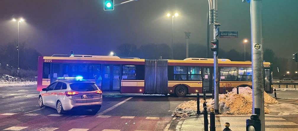 Nocny wypadek autobusu w Warszawie