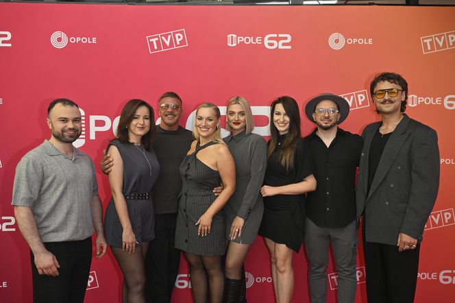 Konferencja prasowa 62. edycji Krajowego Festiwalu Polskiej Piosenki w Opolu. Tłum gwiazd na czerwonym dywanie