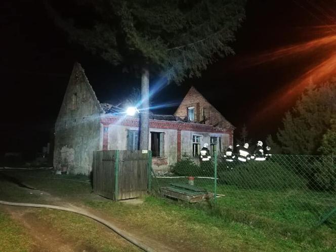 Pożar obudził gospodarza. W ogniu stanął budynek gospodarczy