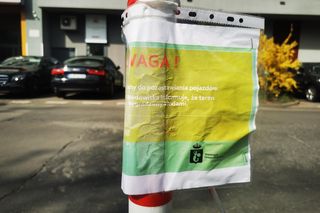 Kłody zamiast słupków na nielegalnym parkingu