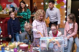 M jak miłość, odc. 1781: Misiek (Aleksander Bożyk), Anita (Melania Grzesiewicz), Kamil (Marcin Bosak), Pola (Hania Nowosielska)