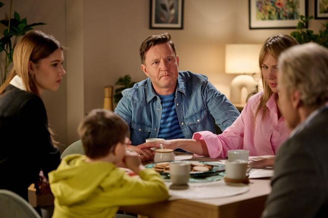 Na Wspólnej odc. 4018. Juliusz (Daniel Olbrychski), Wojtek (Wojciech Błach), Żaneta (Anna Guzik), Ludwiczek (Gustaw Marczak), Mania (Zuzanna Kaszuba)