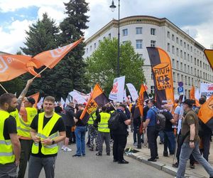 Protest hutników w Warszawie. Idą od Sejmu do Kancelarii Premiera