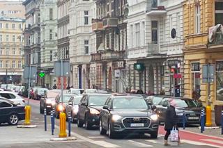 Odkryty fragment szyldu z czasów PRL