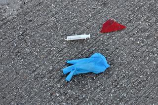 Koszmar na Ursynowie. Samochód dachował, kierowca wypadł na asfalt. Dramatyczna akcja służb