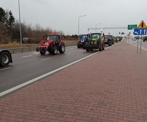 Trwa protest rolników w woj. lubelskim. Blokady są w wielu miejscach w regionie [DUŻO ZDJĘĆ]