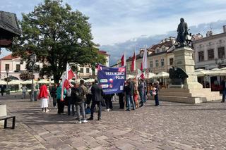 Anty-ukraińska pikieta na Rynku w Rzeszowie zagłuszona przez próby do koncertu Breakout Days	