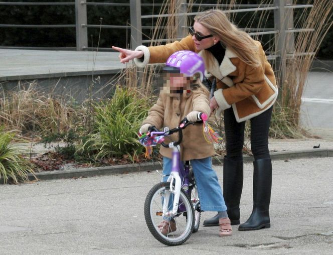 Kasia Tusk uczy córeczkę jeździć na dwukołowym rowerku