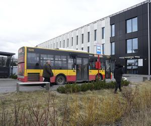 Autobus już może zakręcić. Koniec groteski przed przychodnią na Bemowie