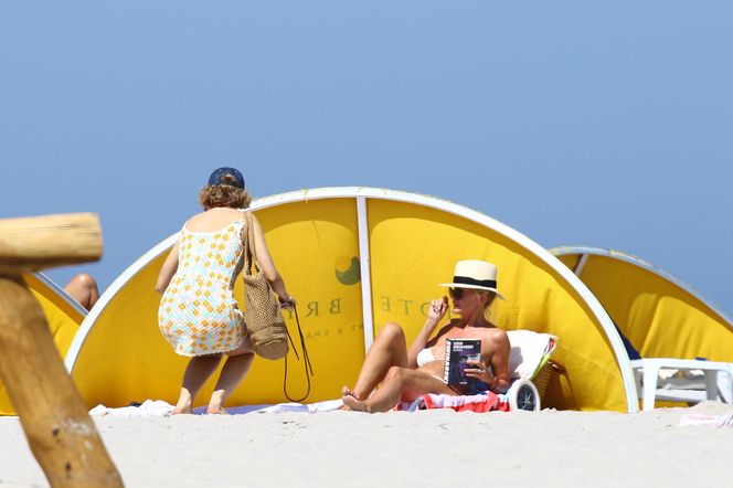 Jan Englert z żoną i ćorką w Juracie