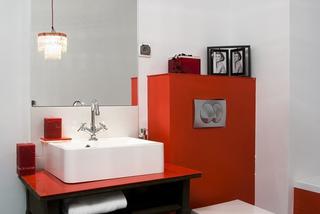 Czerwona ściana w łazience