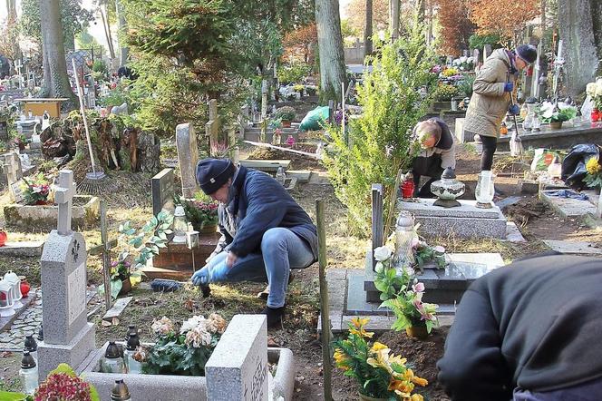 Porządkowanie zaniedbanych grobów dziecięcych na koszalińskim cmentarzu w ubiegłym roku