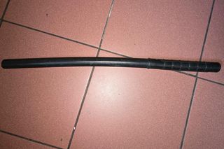 Nie chciał mu przygotować ciepłej przekąski w sklepie. Klient go pchnał, kasjer wyciągnął pałę i rozpętało się piekło!