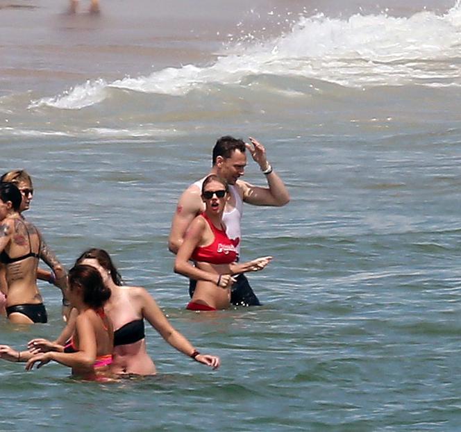 Taylor Swift, Tom Hiddleston, Blake Lively, Ryan Reynolds, Gigi Hadid i inni na plaży