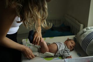 Ile pieluch zużyje dziecko przez pierwsze 3 miesiące? Policzyliśmy to dla ciebie