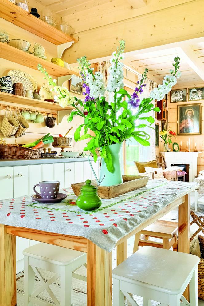 Wymarzony drewniany dom Patrycji i Irka – stolik z podwójną funkcją
