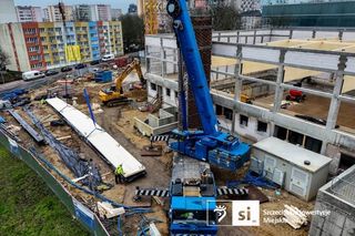 Montaż dźwigarów nad halą basenową Szczecińskiego Domu Sportu