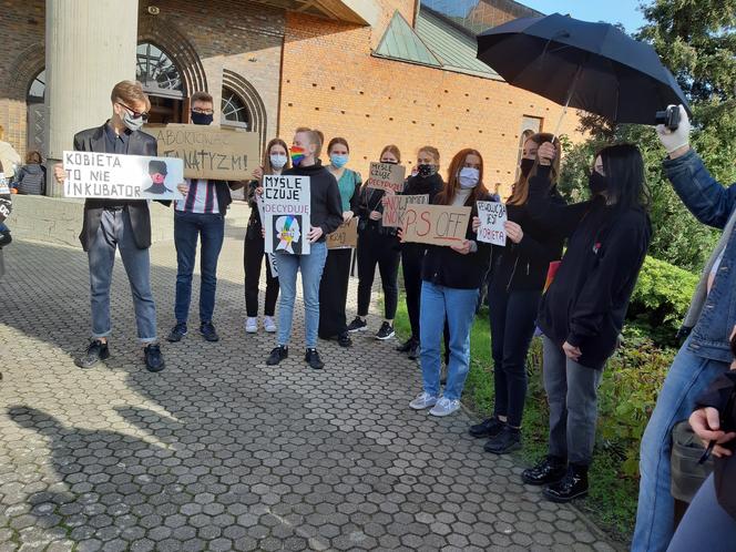 Protest pod kościołem św. Antoniego w Lesznie