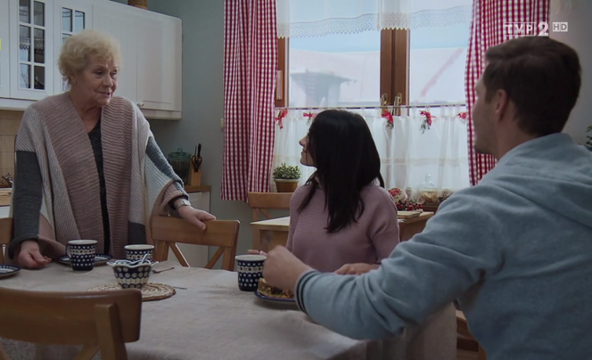 M jak miłość odcinek 1441, Iza (Adriana Kalska), Barbara (Teresa Lipowska), Marcin (Mikołaj Roznerski)