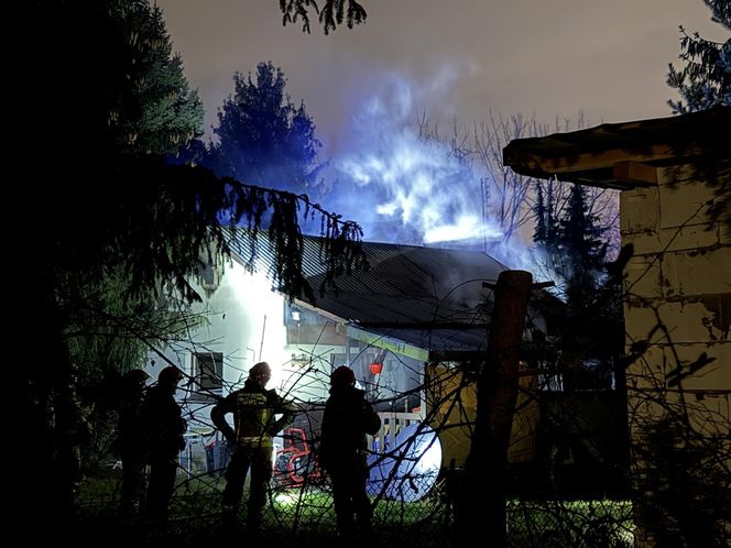 Zwęglone ciało człowieka w spalonym budynku. Tragiczny pożar w Warszawie