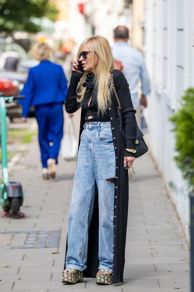 Monika Olejnik w butach Miu Miu za krocie i porwanych dżinsach! Ta stylizacja szokuje