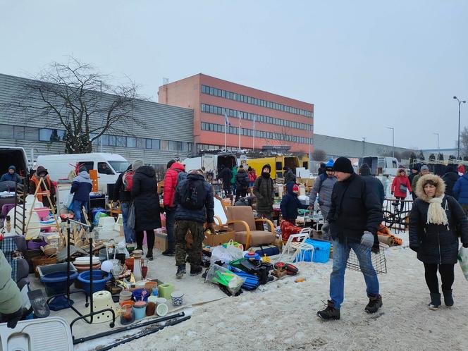 Giełda samochodowa w Łodzi. Przyciąga klientów, ale sprzedawcy nie są zadowoleni