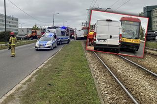 Tramwaj uderzył w busa na Annopolu. Poważny wypadek w Warszawie, motorniczy ranny