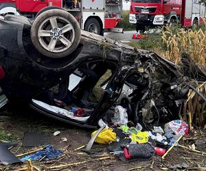 Śmiertelny wypadek pod Kutnem. Kierujący BMW dachował na prostym odcinku drogi [ZDJĘCIA]