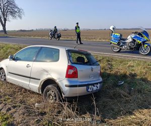 Wypadek na DK12 koło Leszna. 18-letni kierowca w szpitalu