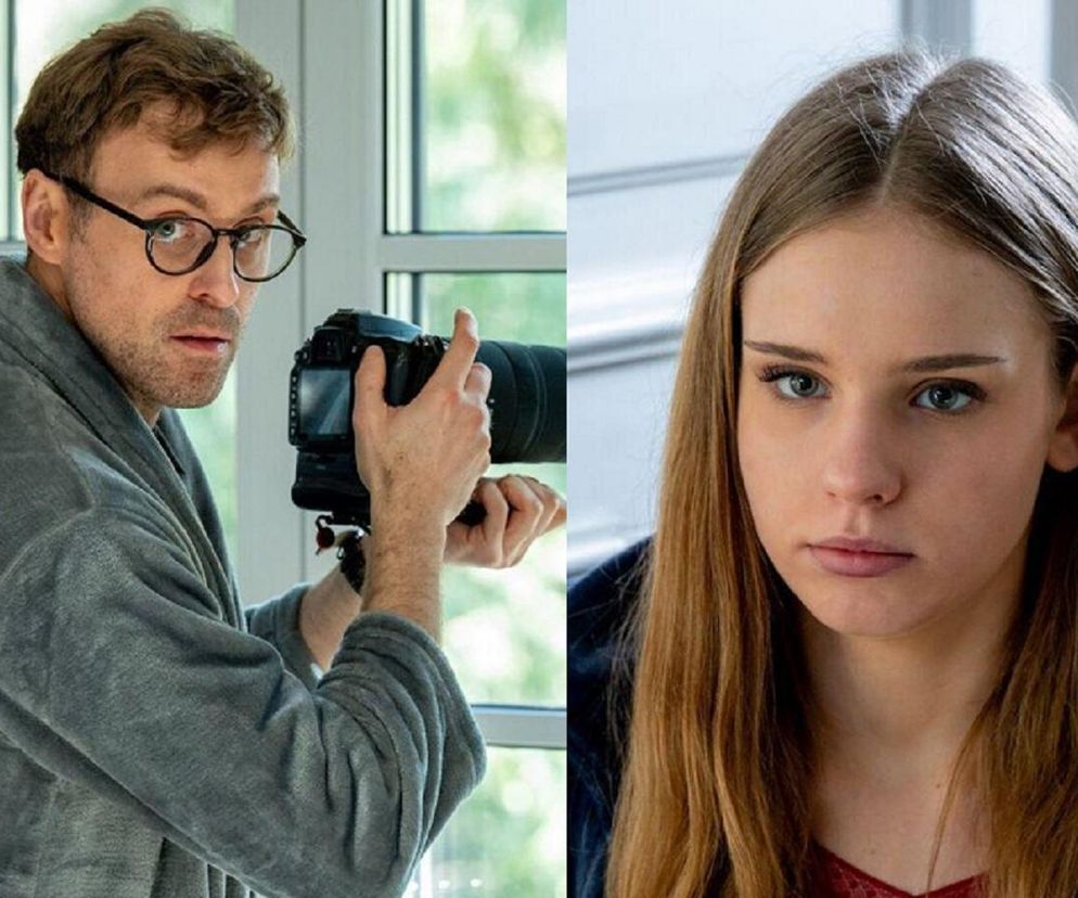 Dariusz Hoffman w szlafroku z aparatem fotograficznym w oknie, obok portret Sary. Sceny z odcinka M jak miłość 1882, gdzie Sara znajduje zdjęcia Kingi w aparacie ojca, które Darek robił jej z ukrycia. Więcej na ten temat znajdziesz na Super Seriale.