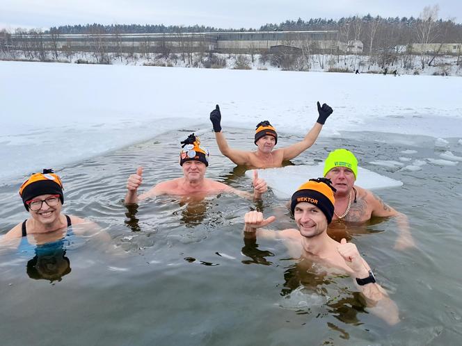 Bielusieńko, zimniutko, lodowo, bajecznie … Starachowicki Klub Morsów WEKTOR