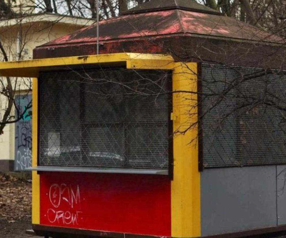 Najmniejsza galeria sztuki we Wrocławiu. Aby obejrzeć dzieła sztuki, wejdziesz do kiosku