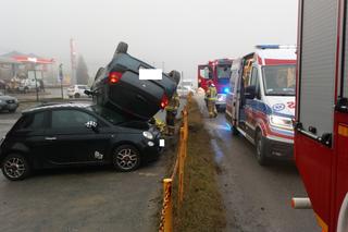 Nieprawdopodobny wypadek na Zakopiance. Osobowy renault wylądował na dwóch innych pojazdach [ZDJĘCIA]