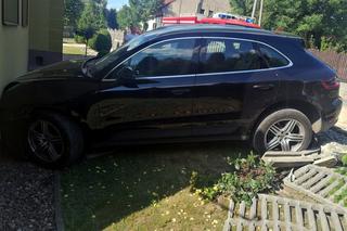 Babcia parkując porsche potrąciła swoją wnuczkę. Dziewczyna śmigłowcem zabrana do szpitala!