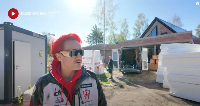 Michał Wiśniewski na budowie swojego domu