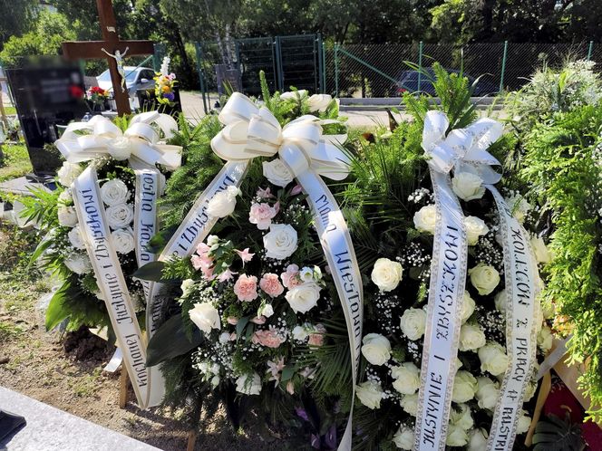 Pogrzeb Justyny i Zbigniewa. Ich groby utonęły w białych kwiatach