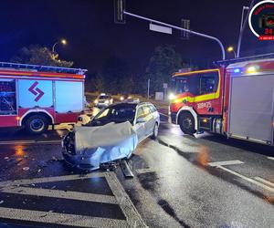 Fatalny wypadek w Warszawie. Bus wywrócił się na drodze, wielu rannych 