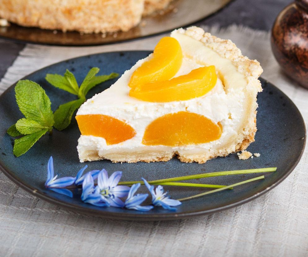 Bez pieczenia i gotowe w 15 minut. To ciasto z brzoskwiniami to hit lata 